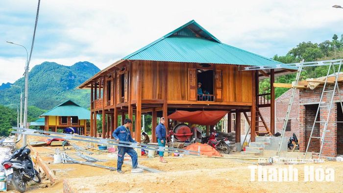 Điểm đặc biệt của khu tái định cư Pom Dụng là định hướng xây dựng đồng bộ nhưng vẫn giữ gìn bản sắc văn hóa vùng cao. Trong đó, có 16 hộ dân đăng ký dựng lại những ngôi nhà sàn truyền thống của dân tộc mình.