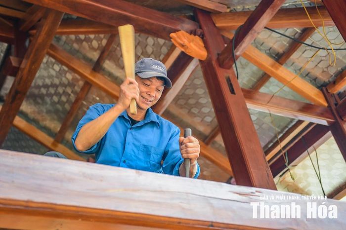 Đang miệt mài với công việc, ông Ngân Văn Chậm, một thợ làm nhà tại địa phương, chia sẻ niềm tự hào khi được tự tay góp sức dựng nên những mái ấm kiên cố, an toàn cho bà con trước khi mùa mưa bão kéo về.