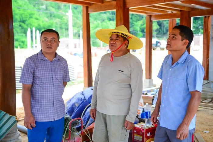 Ông Phạm Bá Lập (bên trái ảnh), Chủ tịch Ủy ban MTTQ xã Mường Mìn cho biết Mặt trận và các đoàn thể địa phương đã tích cực đồng hành, tuyên truyền và vận động bà con phát huy tinh thần đoàn kết, tương trợ lẫn nhau, giúp các hộ khó khăn nhanh chóng hoàn thành ngôi nhà mới trước mùa mưa lũ.