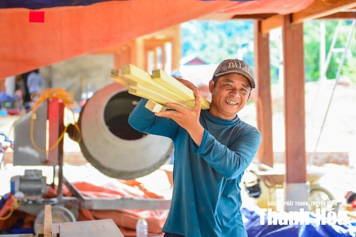 Cùng chung niềm hân hoan, gia đình 4 khẩu của ông Vi Văn Lai (bản Mìn) không giấu nổi sự xúc động. Có đất sạch, hạ tầng sẵn sàng, ước mơ về một mái nhà vững chãi đối với gia đình ông nay đã trở thành hiện thực.