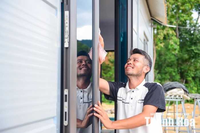 Là hộ đầu tiên chuyển về đây xây nhà, gia đình 2 khẩu của ông Phạm Bá Thọ (bản Chiềng) nay đã thảnh thơi sinh sống trong căn nhà mới hoàn thiện. Sự tiên phong ấy đã tiếp thêm niềm tin cho hàng chục hộ dân khác.