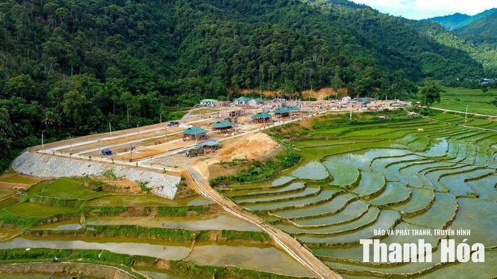 Nhưng giờ đây, một trang mới đang mở ra. Trên đồi Pom Dụng xanh xanh mùa lúa, một khu tái định cư kiên cố đã hoàn thành, biến giấc mơ an cư bấy lâu của đồng bào vùng biên thành hiện thực.