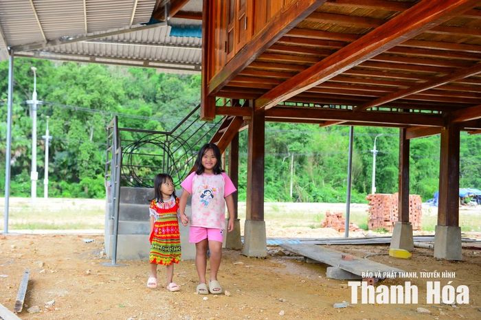 Phía chân đồi Pom Dụng, nụ cười của người dân đang nở rạng rỡ. Đó là nụ cười của sự an tâm, của niềm tin vào một cuộc sống mới ấm no, bền vững đã thật sự bắt đầu trên dải đất biên cương. Rồi đây, trên những nếp nhà tiếng cười trẻ thơ ríu rít vang lên mỗi buổi sớm, những em nhỏ tung tăng cắp sách đến trường, hồn nhiên vui đùa dưới bóng cây trước những ngôi nhà mới. Đó không chỉ là hình ảnh của một bản làng đang đổi thay, mà còn là minh chứng cho tương lai đang được vun đắp từ hôm nay, nơi biên cương ngày càng bình yên, no ấm và tràn đầy hy vọng.