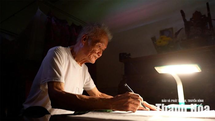 Mỗi khi nhớ thêm một thông tin, cựu chiến binh Nguyễn Hồng Hà lại cẩn thận bổ sung vào những tấm bản đồ.