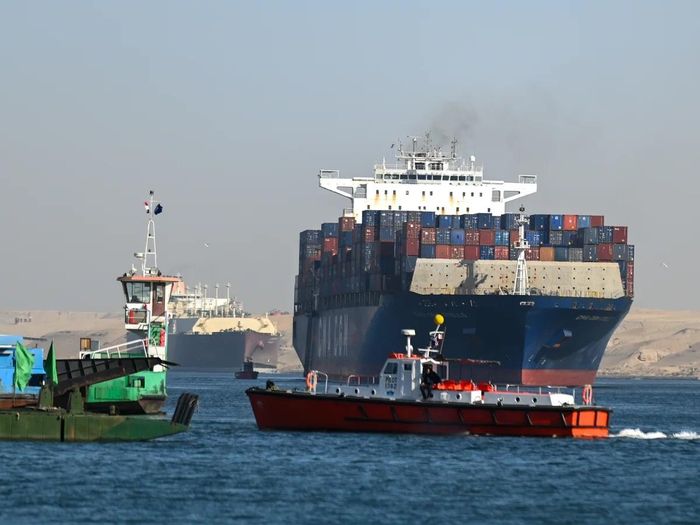 Một con tàu đang di chuyển qua kênh đào Suez hướng về Biển Đỏ. Ảnh: Getty Images.