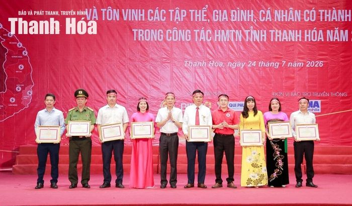 Phó Chủ tịch UBND tỉnh Đầu Thanh Tùng trao giấy khen cho các tập thể tiêu biểu trong công tác hiến máu tình nguyện năm 2025-2026.