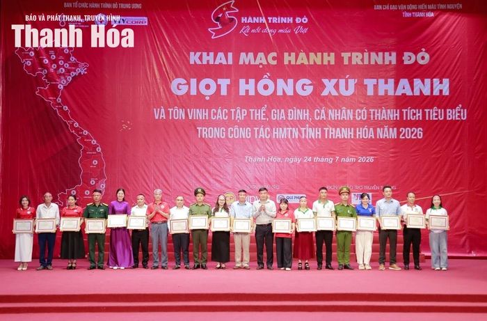 Đại diện lãnh đạo Ban Tuyên giáo và Dân vận Tỉnh ủy trao giấy khen cho các cá nhân tiêu biểu trong công tác hiến máu tình nguyện năm 2025-2026.