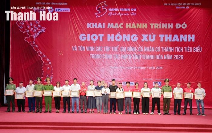 Đại diện Ủy ban MTTQ tỉnh trao giấy khen cho các cá nhân tiêu biểu trong công tác hiến máu tình nguyện năm 2025-2026.