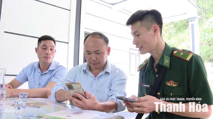 Chiến sĩ Đồn Biên phòng Trung Lý hướng dẫn người dân sử dụng hòm thư điện tử tiếp nhận tin báo tố giác tội phạm ẩn danh.