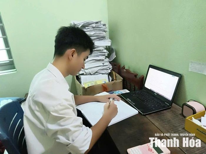 Em Phạm Đăng Đạt, học sinh lớp 12A1, Trường THPT Cẩm Thủy 2 bên góc học tập quen thuộc.