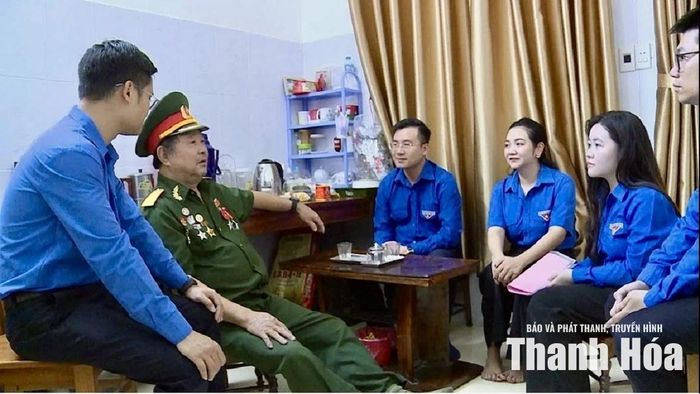 Đoàn viên, thanh niên thăm hỏi thương binh tại Trung tâm Nuôi dưỡng, điều dưỡng người có công Thanh Hóa.