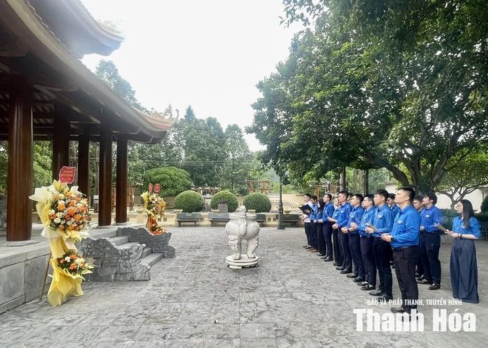 Đoàn dâng hương tại Di tích lịch sử Nhà máy điện Hàm Rồng.