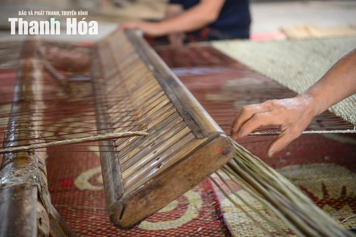 Trong quá trình dệt, một người lùa cói, người còn lại ép go để giữ mép chiếu và định hình. Mọi động tác phải ăn khớp, đều tay để từng hàng cói khít chặt, mặt chiếu phẳng đẹp và chắc chắn.