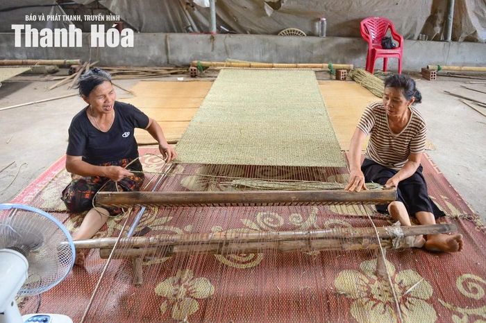 Dệt chiếu là công đoạn đòi hỏi sự phối hợp nhịp nhàng và tính chính xác cao của. Thông thường, hai người cùng thao tác trên một khung dệt.
