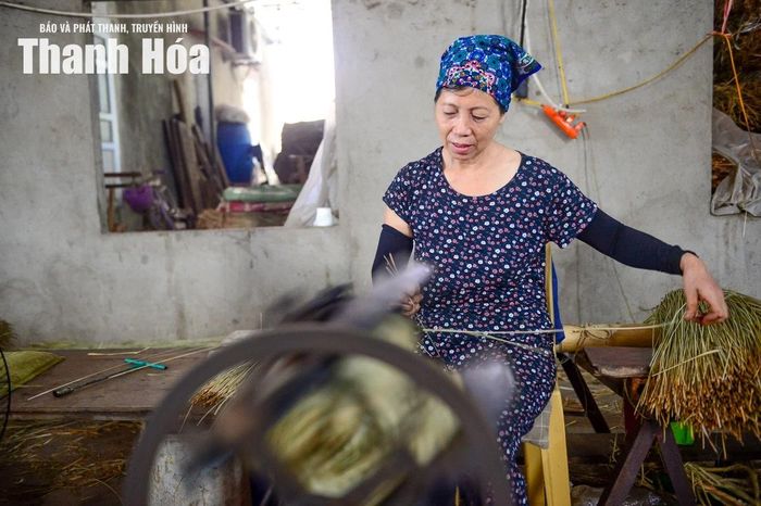Hiện nay, các xưởng sản xuất thường sử dụng máy se lõi cói chuyên dụng. Tùy thuộc vào yêu cầu của sản phẩm đan lát sợi cói sẽ được se theo chiều xuôi hoặc chiều ngược để lực xoắn giữ chặt lõi, tạo ra bề mặt dây tròn đều, nhẵn và chắc chắn.