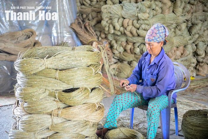 Theo những người thợ dệt chiếu, thu nhập của họ được tính theo số lượng sản phẩm mà họ làm ra. Ai chăm chỉ, làm được nhiều thì có thu nhập cao hơn, bình quân mỗi lao động đạt khoảng 5-6 triệu đồng/tháng, đủ để trang trải cuộc sống và tiếp tục gắn bó với nghề truyền thống.