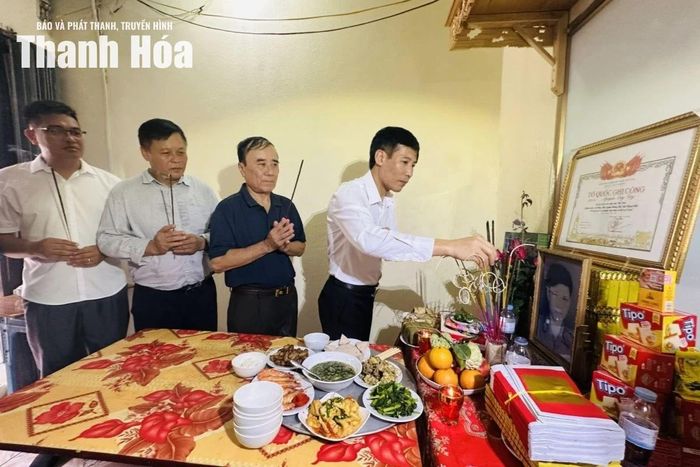 Chủ tịch Ủy ban MTTQ phường Hạc Thành và đại diện tổ dân phố Đông Sơn 1 dâng hương liệt sĩ Nguyễn Duy Cậy.