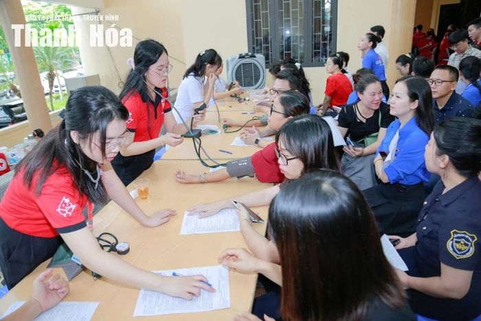 Đông đảo cán bộ, công chức, viên chức, chiến sĩ lực lượng vũ trang, đoàn viên, thanh niên và người lao động có mặt thực hiện các bước khai báo y tế, khám sàng lọc trước khi hiến máu.