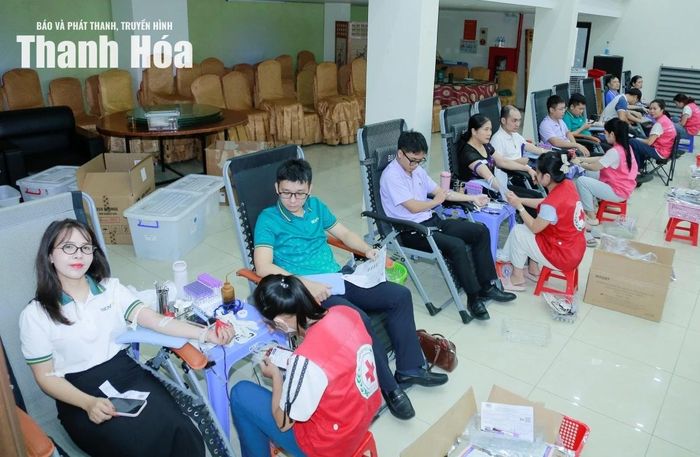 Tình nguyện viên và điều dưỡng thực hiện quy trình tiếp nhận máu.