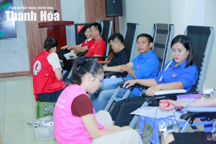 Nhiều người vui vẻ, tự hào khi được tham gia hiến máu cứu người.