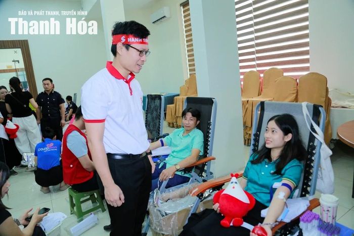 Thành viên Ban Tổ chức Hành trình đỏ Trung ương thăm hỏi các tình nguyện viên tham gia hiến máu tình nguyện.