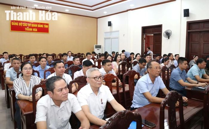 Đội ngũ báo cáo viên, cán bộ, đảng viên dự hội nghị.