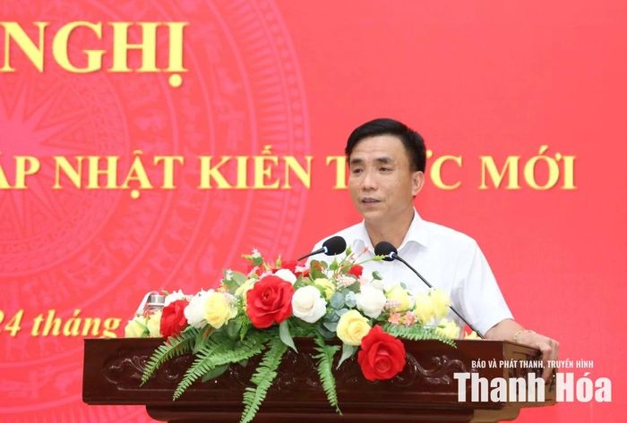 Báo cáo viên truyền đạt thông tin tại hội nghị.