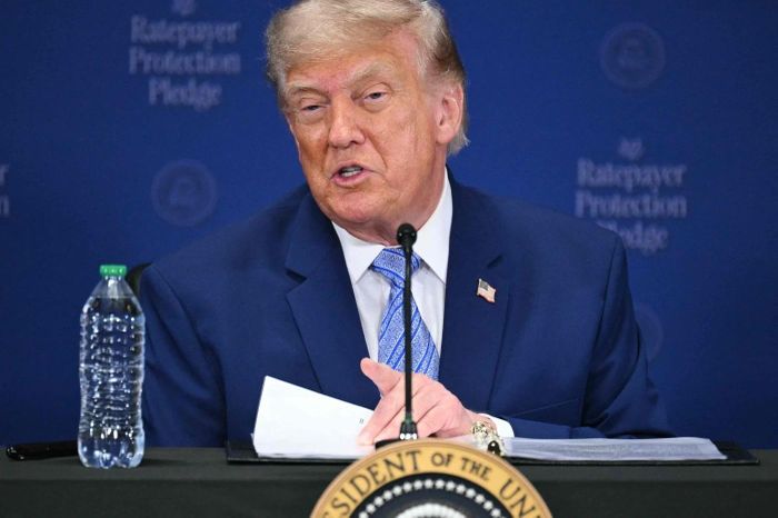 Chính quyền Tổng thống Donald Trump đã quyết định áp đặt thuế quan mới ở mức 10% và 12,5 % đối với hàng hóa từ 60 đối tác thương mại với cáo buộc thực thi lỏng lẻo các lệnh cấm lao động cưỡng bức, đúng vào thời điểm mức thuế toàn cầu tạm thời 10% hết hạn. Ảnh: NYT.