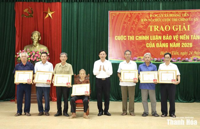 Bí thư Đảng ủy xã Hoằng Tiến Lê Văn Phúc trao Huy hiệu Đảng cho các đảng viên.