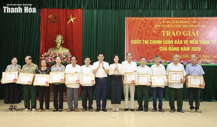 Lãnh đạo xã Hoằng Tiến trao Huy hiệu Đảng cho các đảng viên.