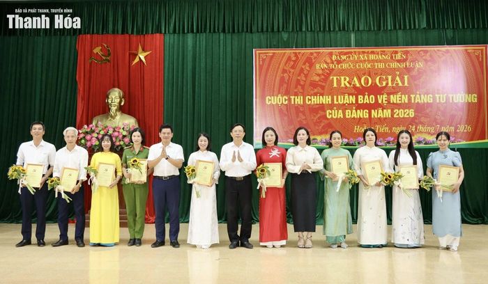 Lãnh đạo xã Hoằng Tiến trao giải cho các tác giả có tác phẩm đoạt giải.
