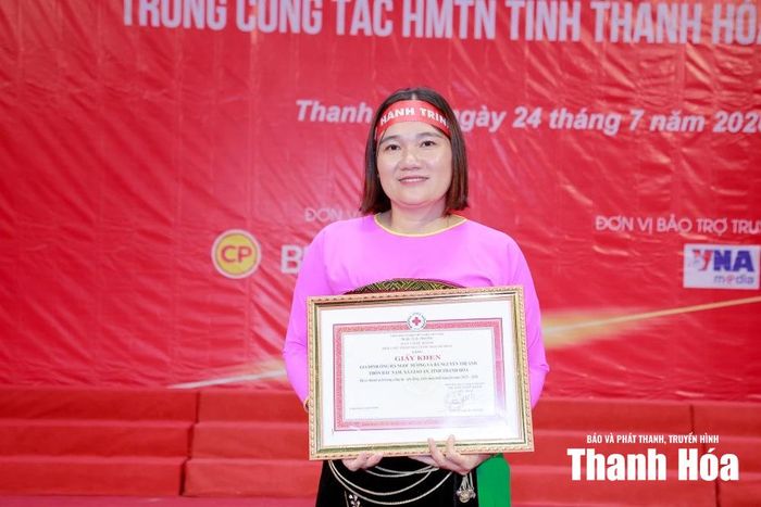Cô giáo Nguyễn Thị Anh nhận Giấy khen của Hội Chữ thập đỏ tỉnh Thanh Hóa.