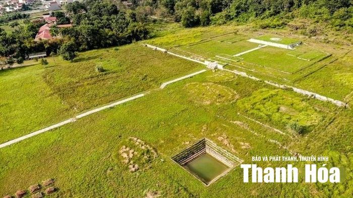 Giếng Vua (giếng Ngự Dục) nằm ở góc Đông Nam của đàn tế Nam Giao.