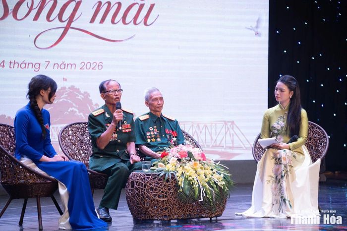 Các nhân chứng lịch sử chia sẻ về ký ức chiến tranh tại chương trình giao lưu.