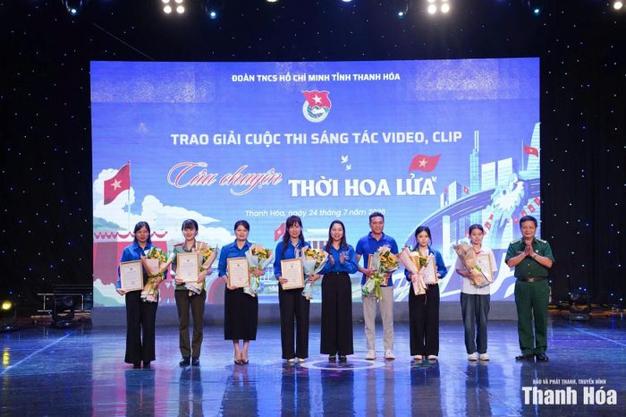 Ban Tổ chức Cuộc thi “Câu chuyện thời hoa lửa” trao giải cho các tác giả.