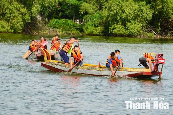 Hội thi đua thuyền truyền thống tại Lễ hội Yên Trung 2026 đã mở đầu đầy ấn tượng cho một lễ hội mang đậm bản sắc văn hóa dân tộc. Không chỉ góp phần bảo tồn giá trị truyền thống, hoạt động còn tạo thêm sức sống mới cho đời sống văn hóa ở cơ sở, hứa hẹn trở thành điểm nhấn đặc sắc trong chuỗi các lễ hội thường niên của địa phương.