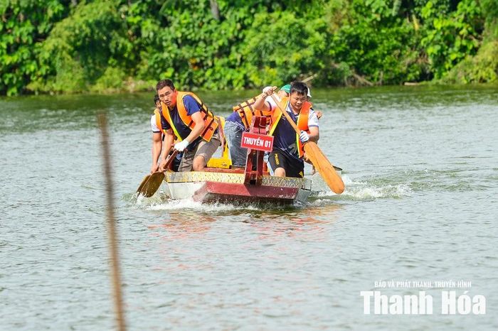Trên đường đua, những mái chèo rẽ sóng liên tục, các tay chèo dốc toàn bộ sức lực để đưa con thuyền băng về đích. Trên bờ, những tràng pháo tay không ngớt đã biến ngày hội thành một bức tranh đậm đà bản sắc văn hóa vùng quê xứ Thanh.