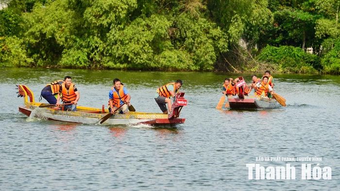 Khi hiệu lệnh xuất phát vang lên, những mái chèo đồng loạt quạt nước, đưa các con thuyền lao vút về phía trước. Trên từng gương mặt vận động viên là sự tập trung cao độ, những nhịp chèo đều tăm tắp thể hiện tinh thần phối hợp ăn ý và sức mạnh tập thể.