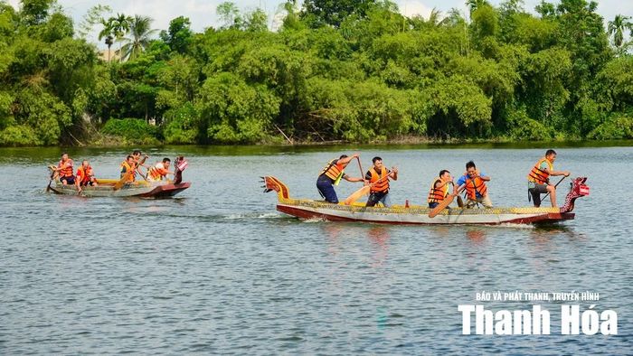 Tham gia hội thi năm nay có 16 đội đua đến từ hai xã Quý Lộc và Yên Trường. Mỗi đội mang theo màu cờ sắc áo riêng cùng quyết tâm chinh phục đường đua.