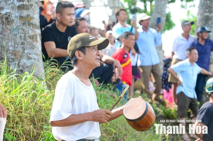 Từ các cụ già tóc bạc đến thanh niên, thiếu nhi, ai nấy đều hòa mình vào không khí rộn ràng của lễ hội, cùng sẻ chia niềm vui trong những ngày hội của quê hương.