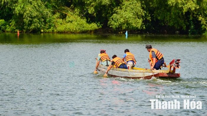 Không chỉ là một môn thể thao dân gian, cuộc đua còn mang ý nghĩa tâm linh sâu sắc, thể hiện lòng thành kính đối với các bậc tiền nhân, đồng thời gửi gắm ước vọng về một năm mưa thuận gió hòa, mùa màng bội thu, cuộc sống bình an, hạnh phúc.
