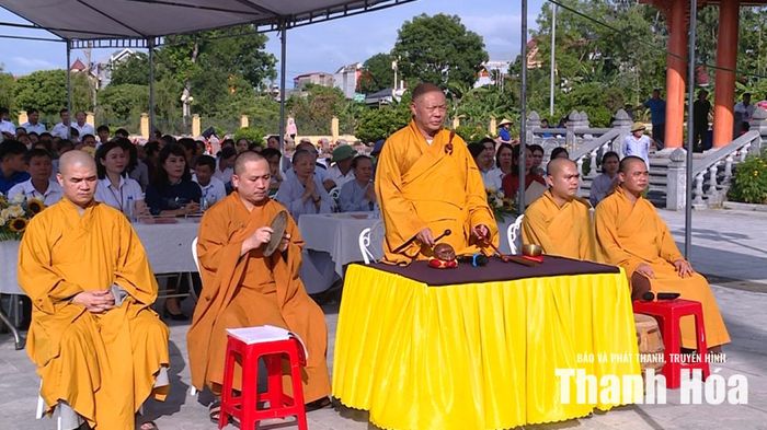 Nghi thức cầu siêu tưởng niệm các Anh hùng liệt sĩ tại Nghĩa trang Liệt sĩ Quảng Xương.