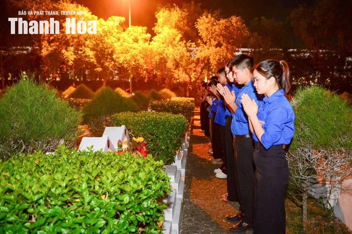 Đoàn viên thanh niên thắp nến tri ân và tưởng nhớ các Anh hùng liệt sĩ.