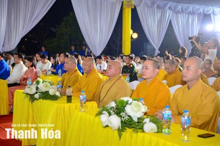 Các đại biểu dự buổi lễ.