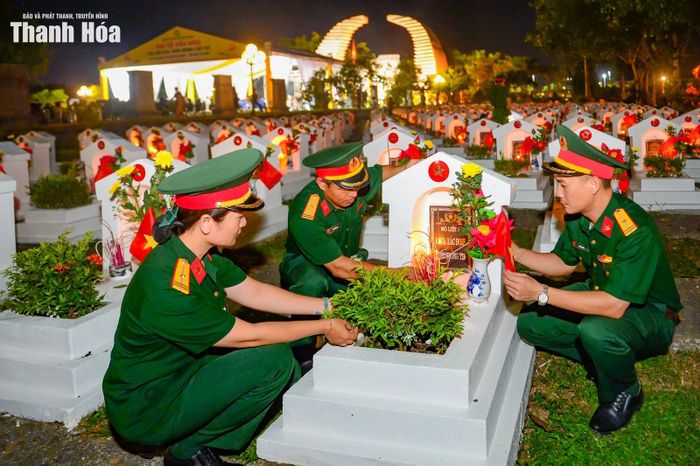 Nghĩa trang Liệt sỹ Hàm Rồng hiện là nơi an nghỉ của hàng nghìn Anh hùng liệt sỹ dã hy sinh để bảo vệ Tổ quốc. Bởi vậy, đêm tri ân nơi đây không chỉ là một nghi lễ thường niên mà còn là dịp để hàng nghìn trái tim cùng hướng về quá khứ, tưởng nhớ những người đã ngã xuống vì màu cờ sắc áo.