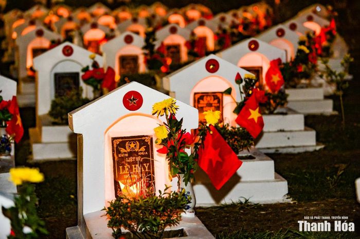 Mỗi ánh nến là một lời tri ân, mỗi nén hương là một lời hứa của thế hệ hôm nay dành cho những người con ưu tú đã hiến dâng tuổi xuân và cả cuộc đời vì độc lập, tự do của dân tộc.