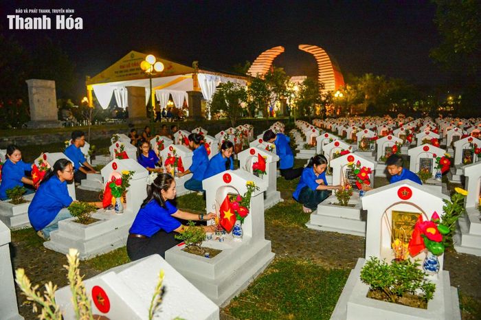 Trong không khí trang nghiêm, thành kính, các đại biểu, đoàn viên cùng đông đảo Nhân dân đã dành một phút mặc niệm tưởng nhớ công lao to lớn của các Anh hùng liệt sỹ.