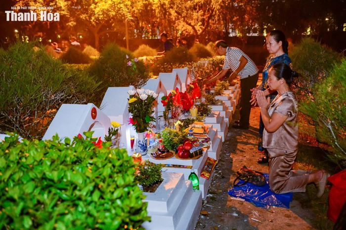 Tiếng chuông ngân vang giữa màn đêm, lời kinh cầu siêu trầm mặc hòa cùng hương trầm lan tỏa, tạo nên một không gian thiêng liêng, lắng đọng.