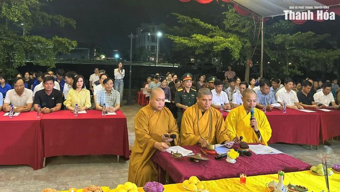 Quang cảnh Lễ cầu siêu tưởng niệm anh linh các Anh hùng liệt sĩ, mẹ Việt Nam Anh hùng.
