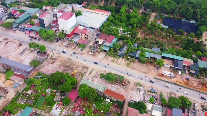 Đây là đoạn tuyến có nhiều nhà dân hai bên đường Quốc lộ 6 cũ
